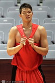 2010年10月28日，宁波，2010亚运男篮热身赛前瞻，中国男篮训练备战。朱芳雨备受关注。
