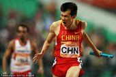 北京时间11月26日，2010年广州亚运会田径比赛在奥体中心体育场进入倒数第二天的争夺，在男子4x1...