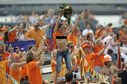 高清图：荷兰女球迷半裸相迎 橙色美女惊艳狂欢